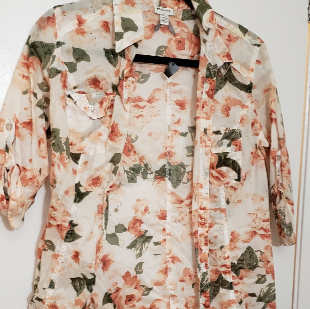 Blouse. Floral. Never worn. Size medium.